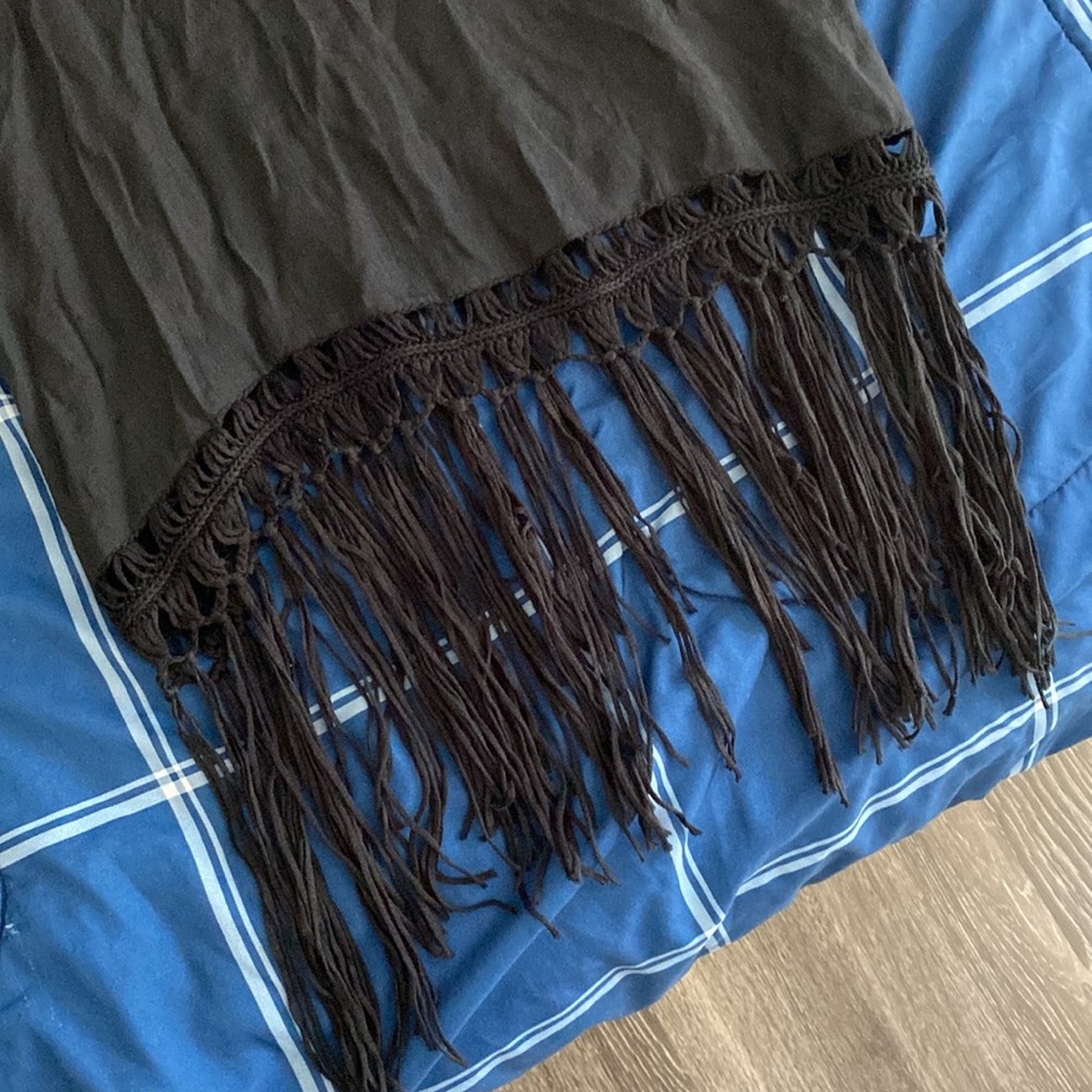 Black Fringe Sleeveless v-neck Top - Picture 4 of 17